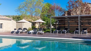 Una piscina al aire libre de temporada (de 08:00 a 21:00), sombrillas
