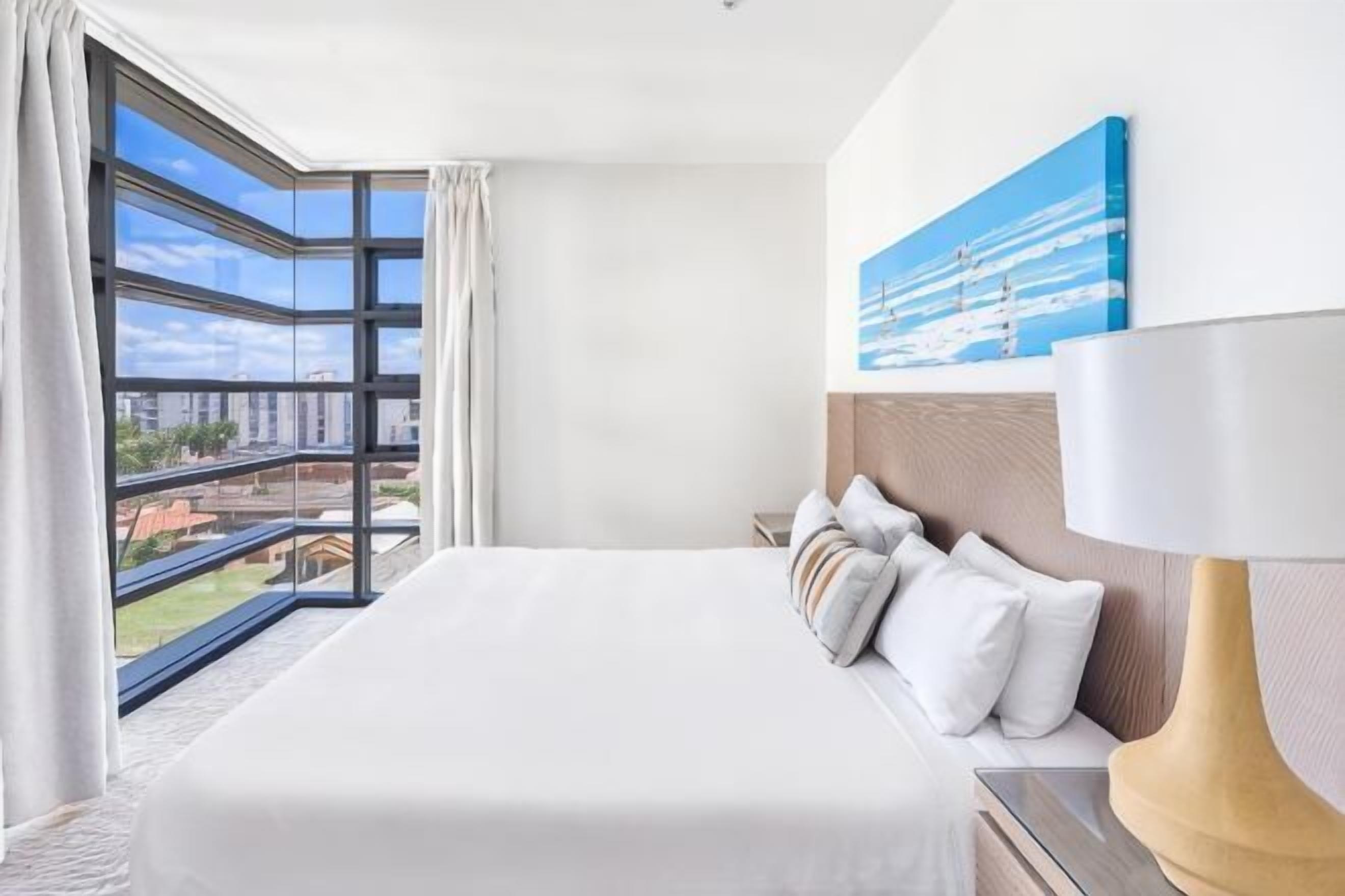 高档床上用品、客房内保险箱、笔记本电脑工作区、熨斗/熨衣板