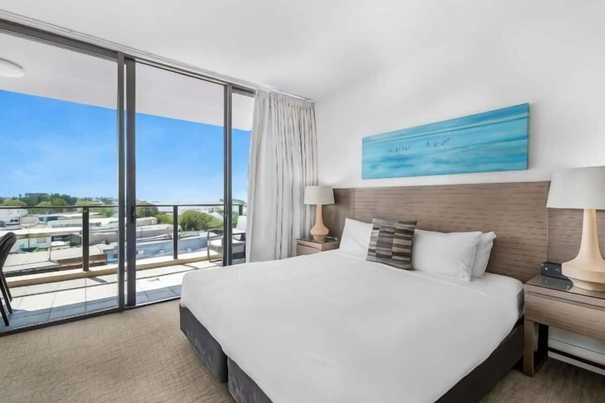 1 bedroom, premium bedding, in-room safe, laptop workspace
