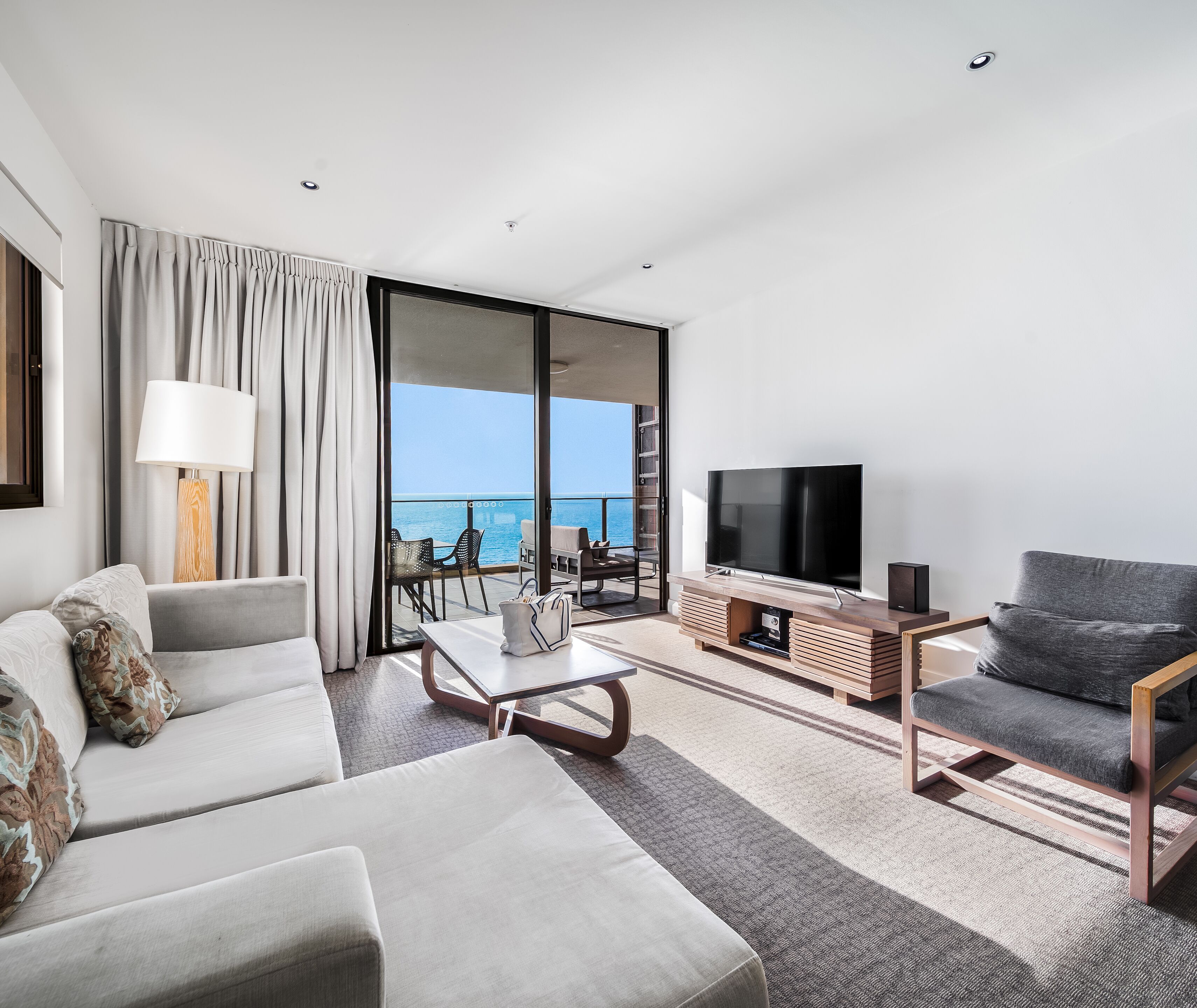 32-tums platt-tv med kabelkanaler, tv och dvd-spelare