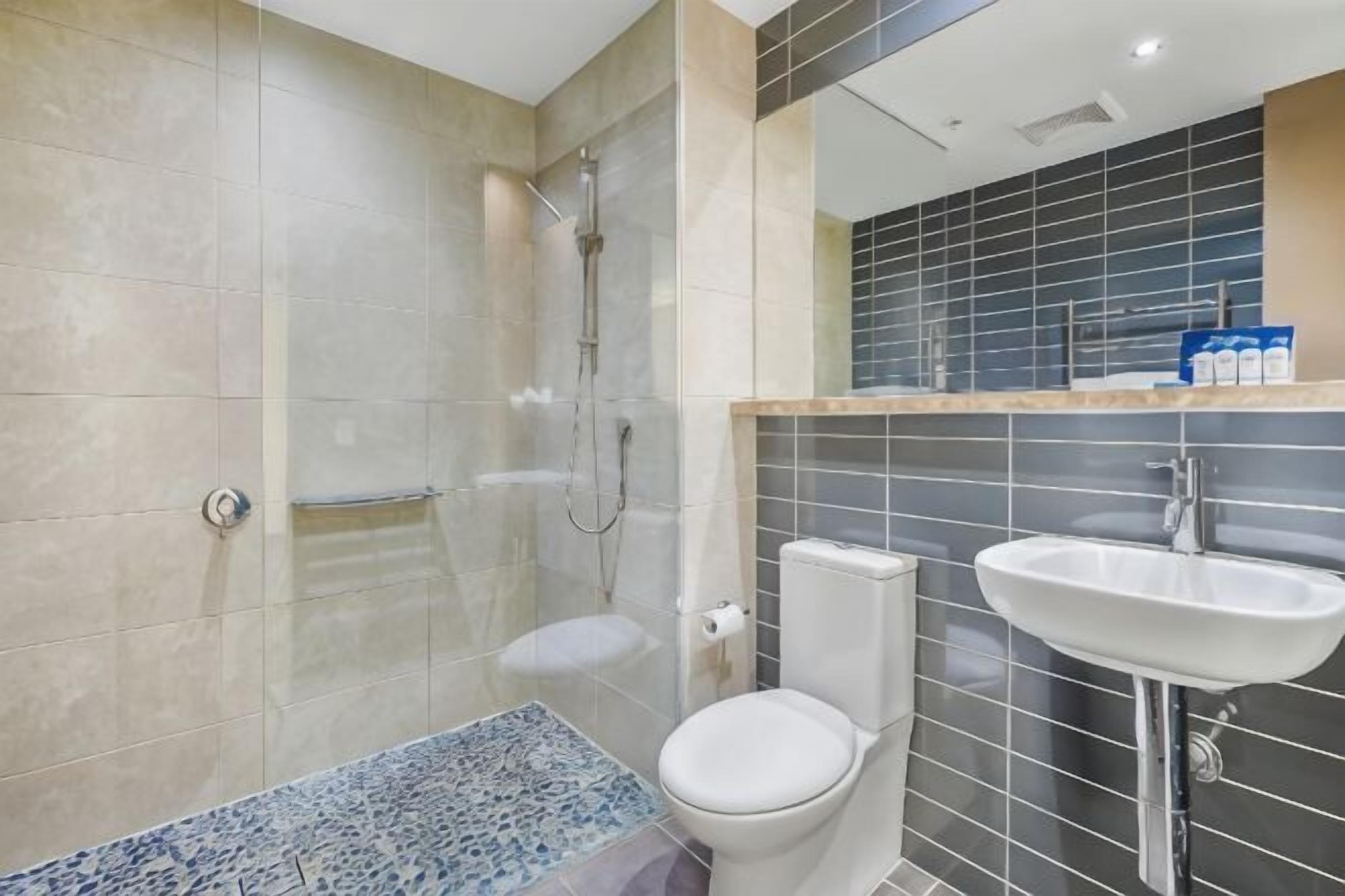 浴室 | 淋浴设施、免费洗浴用品、吹风机、毛巾