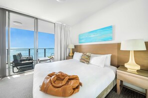 Ropa de cama de alta calidad y caja de seguridad en la habitación 