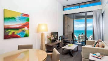 Premium bedding, in-room safe, laptop workspace, iron/ironing board