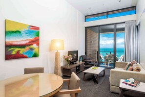 Ropa de cama de alta calidad y caja de seguridad en la habitación 