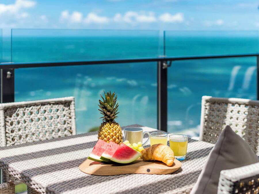 Ropa de cama de alta calidad y caja de seguridad en la habitación