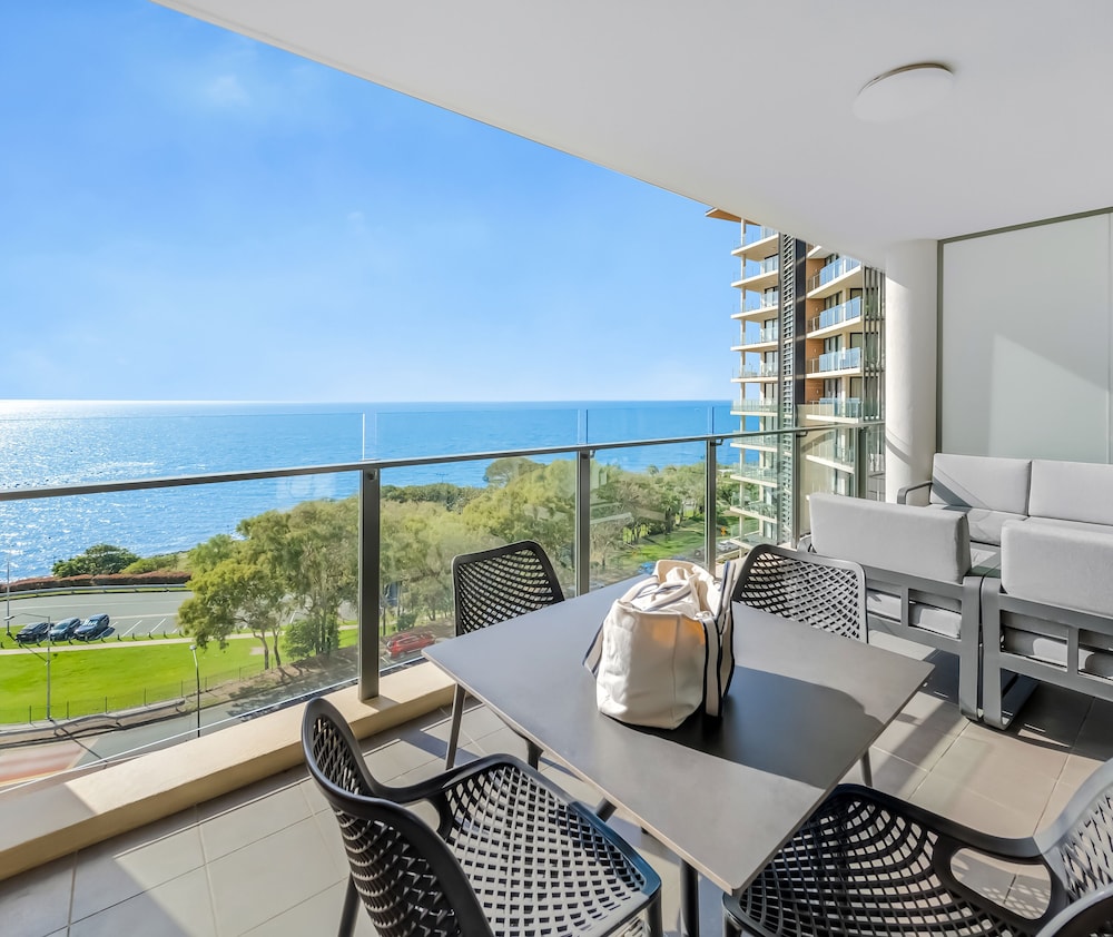 Oaks Redcliffe Mon Komo Suites by null