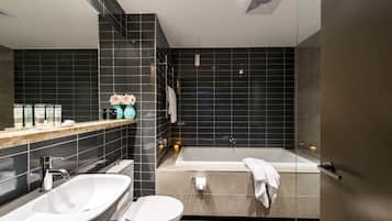 Ein modernes Badezimmer mit einer Badewanne, einem Waschbecken und einer Toilette.