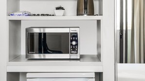 Una cocina equipada con microondas, cafetera y lavavajillas.