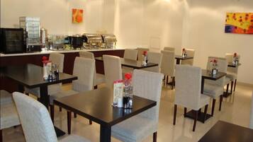 Daily buffet breakfast (CNY 18 per person)