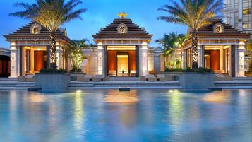 Indoor pool, lifeguards on site