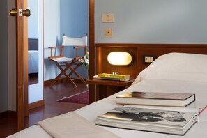 高級雙人或雙床房, 2 間臥室, 非吸煙房 | 高級寢具、羽絨被、迷你吧、客房內保險箱