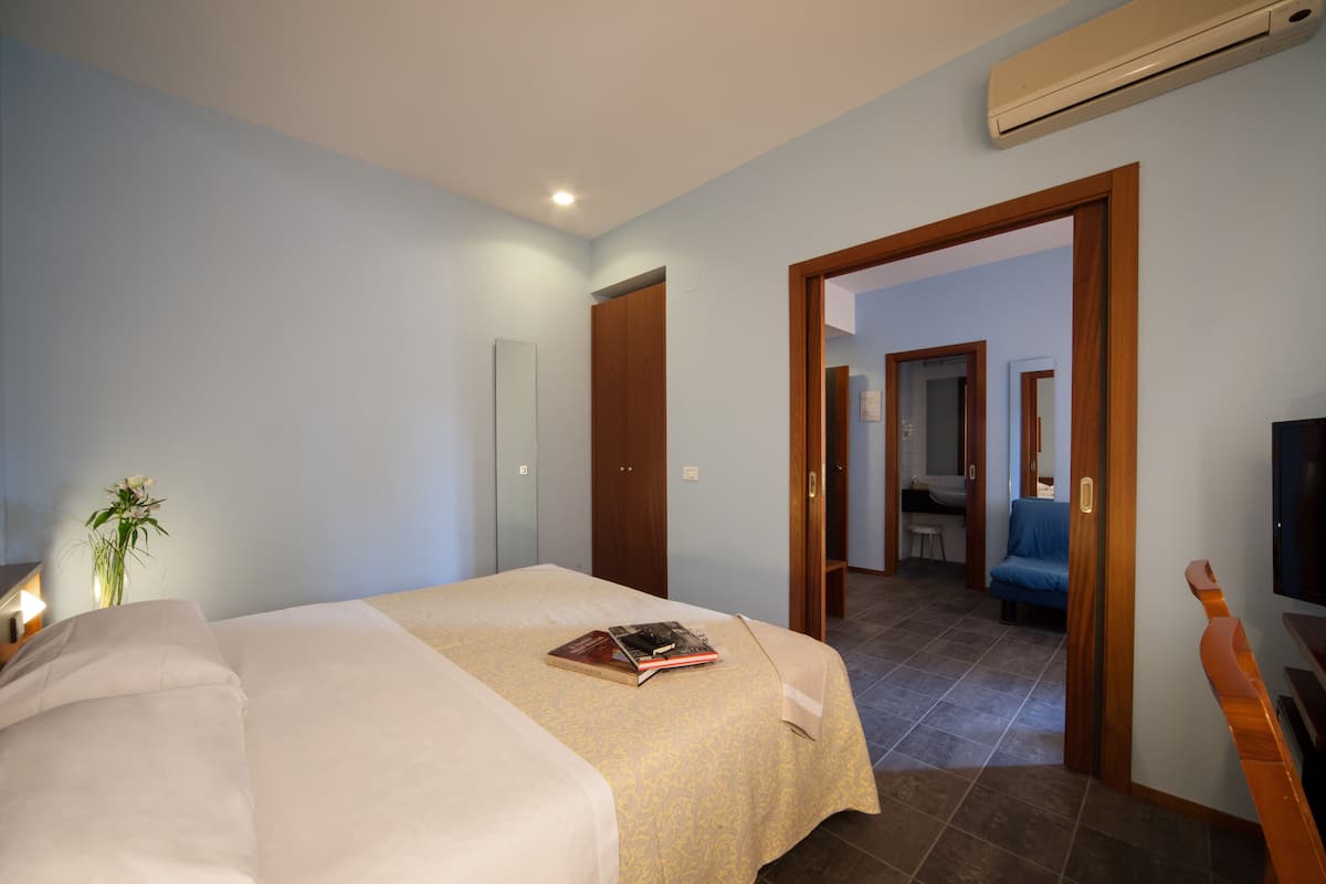 Ropa de cama de alta calidad, cubrecamas y minibar 