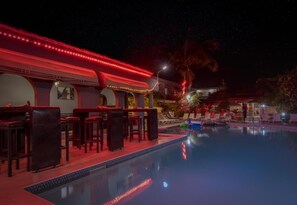 Alberca al aire libre y camastros 