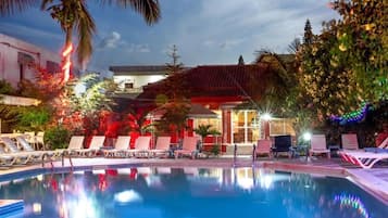 Piscina externa, espreguiçadeiras