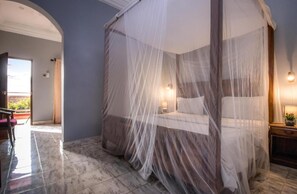 Caixa forta a l'habitació, escriptori i habitacions insonoritzades