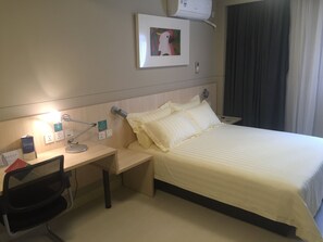 In-room safe, desk, blackout drapes, iron/ironing board - Jinjiang Inn Shanghai Lujiabang Road (Shanghai)