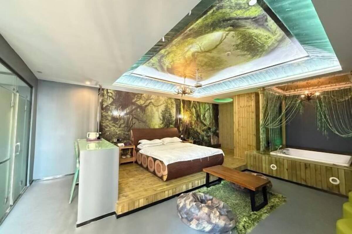 Zimmersafe, Schreibtisch, Verdunkelungsvorhänge, Bügeleisen/Bügelbrett