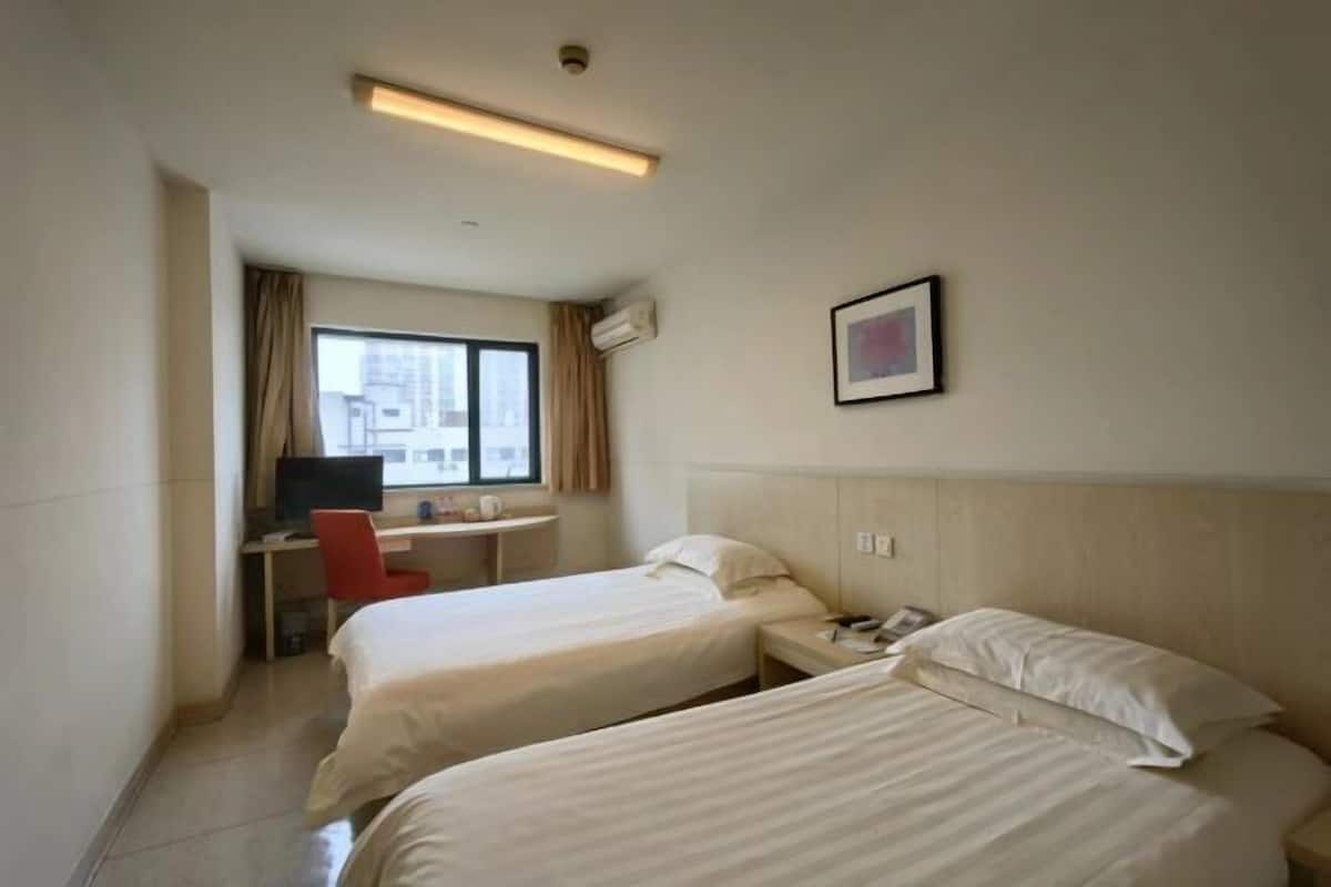 Een kluis op de kamer, een bureau, verduisterende gordijnen, gratis wifi