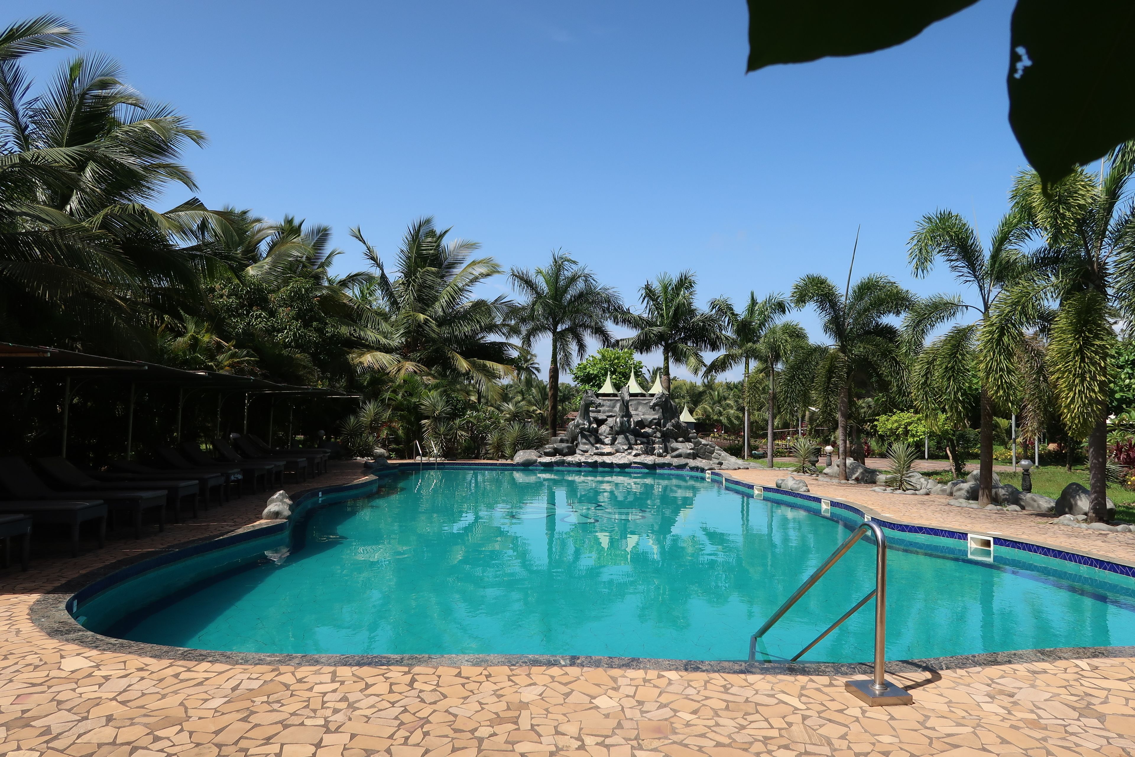 室外游泳池，09:00 至 18:30 开放，池畔遮阳伞，日光浴躺椅