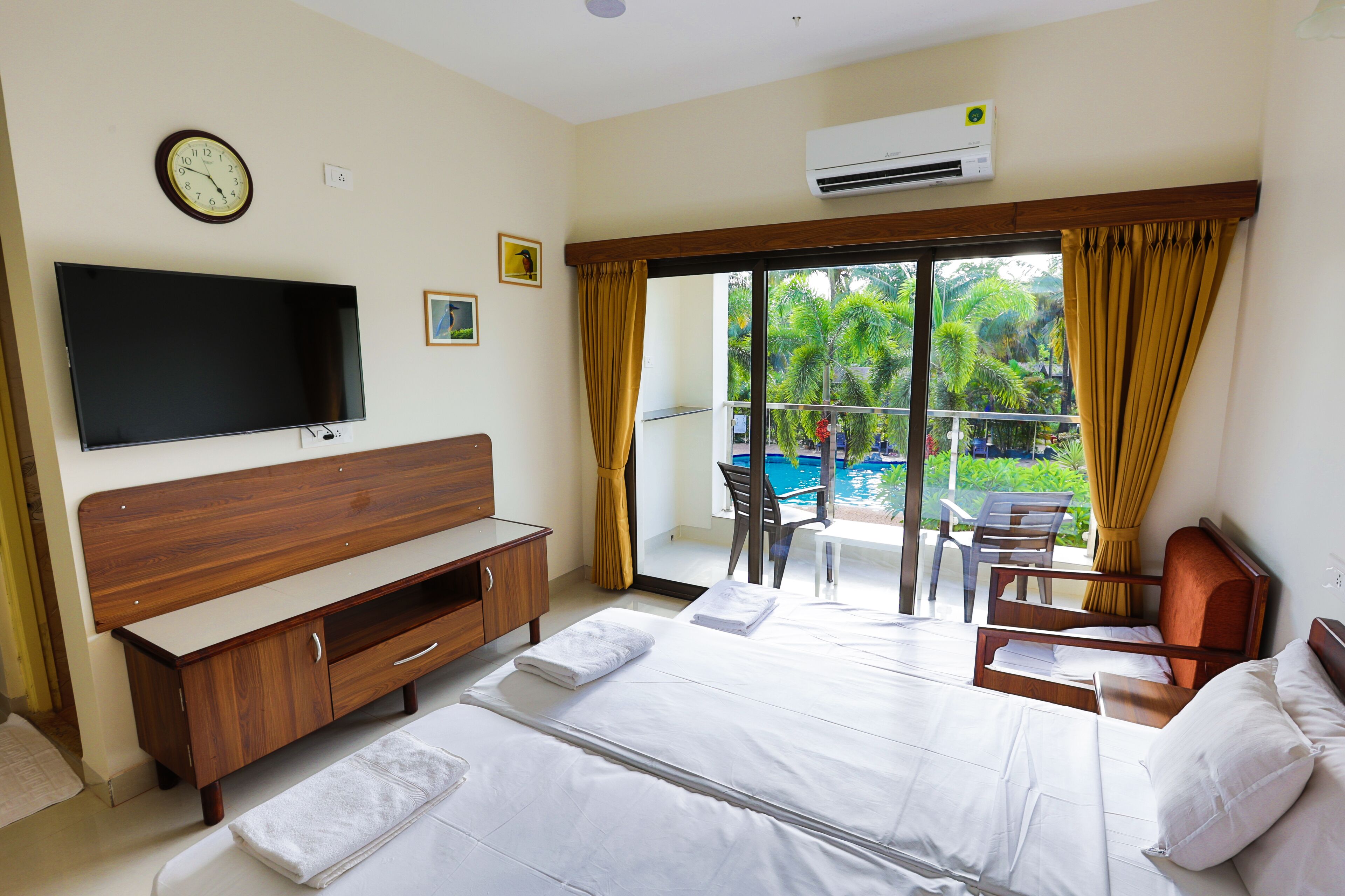 Deluxe kamer, balkon, aan het zwembad | Luxe beddengoed, een minibar, individueel gedecoreerd