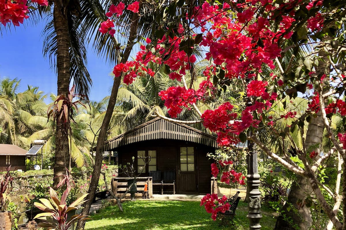 Standard Cottage, 1 Queen Bed | Garden view