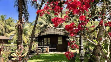Standard Cottage, 1 Queen Bed | Garden view