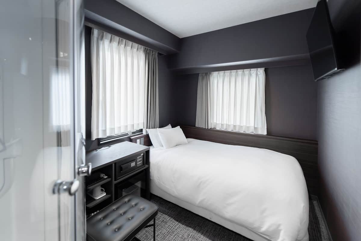 Chambre Simple, non-fumeurs | Surmatelas, coffres-forts dans les chambres, bureau, rideaux occultants
