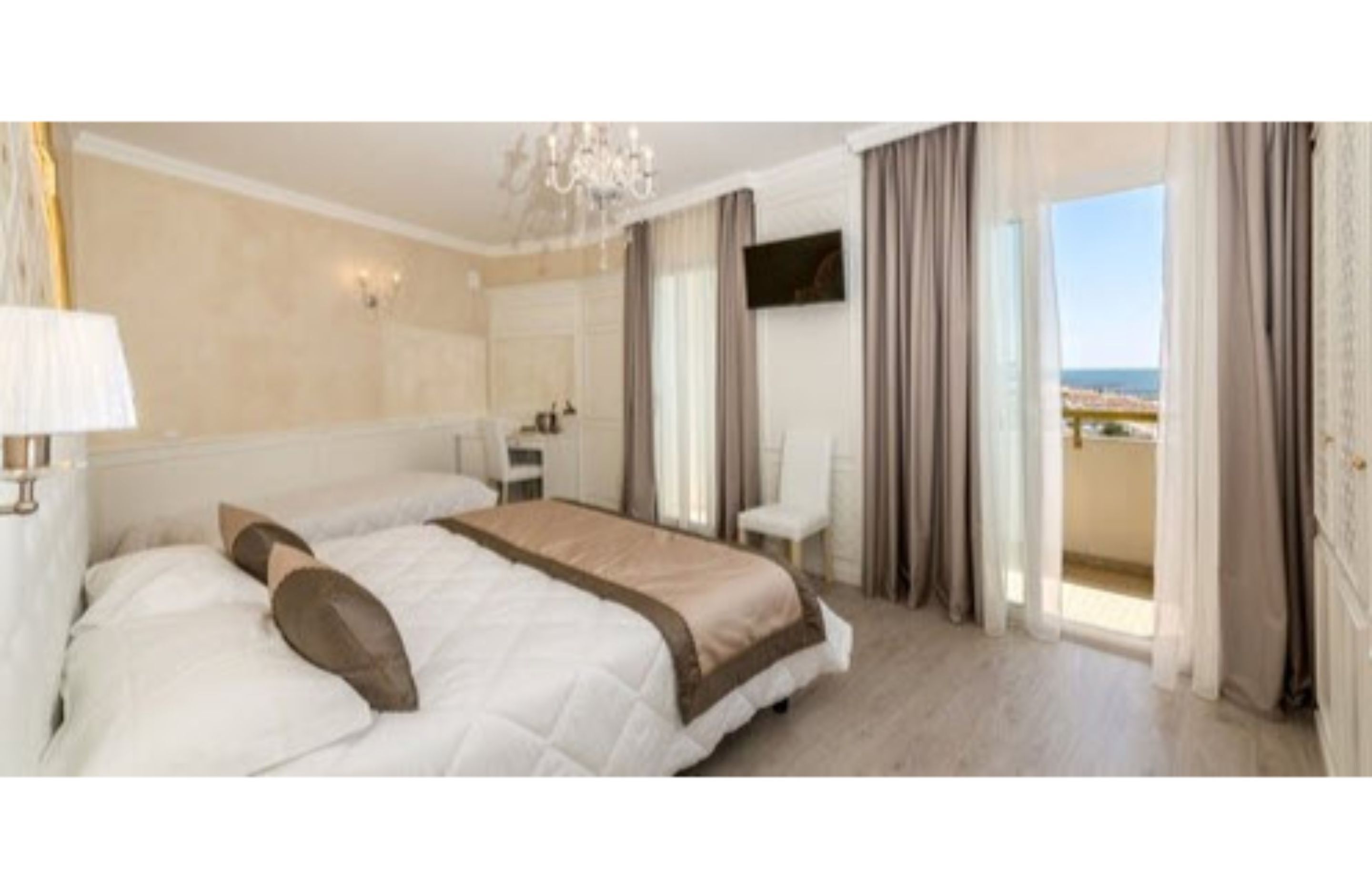 double room, partial sea view (charme) | hypo-allergenic bedding, minibar, in-room safe, blackout curtains