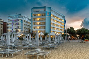 Playa privada, sillas reclinables de playa, sombrillas