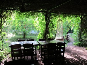 2 restaurants, breakfast served