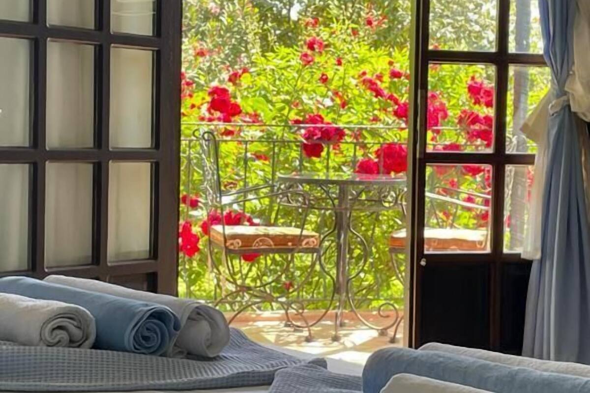 premium bedding, in-room safe, desk, laptop workspace