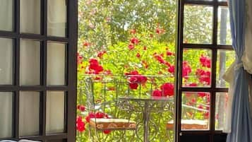 Ropa de cama de alta calidad y caja de seguridad en la habitación