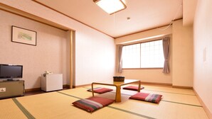 Room, Non Smoking (Run of House) | In-room safe, WiFi (free), bed sheets - Shiga Lake Hotel (Yamanouchi)