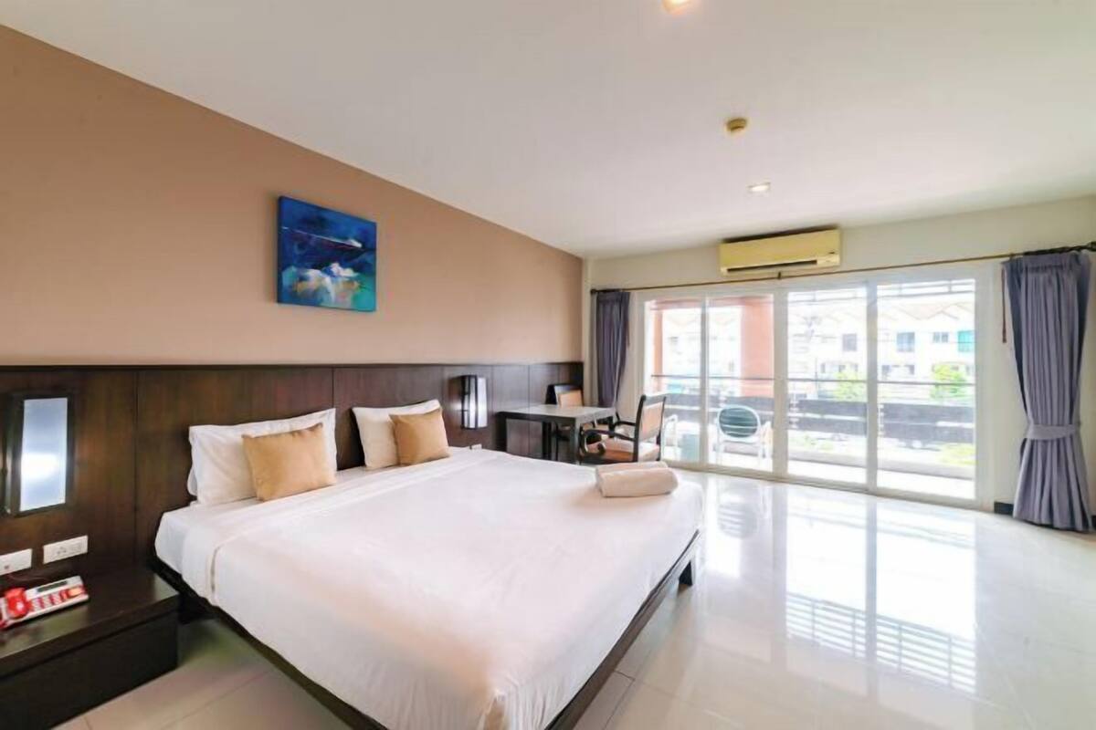 Minibar, desk, soundproofing, WiFi (free)