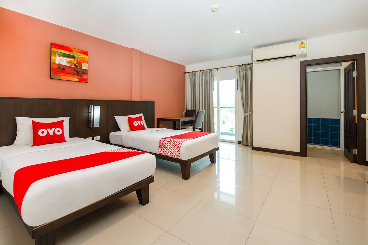 Superior Twin Room | Minibar, desk, soundproofing, WiFi (free)
