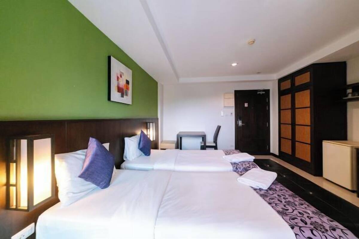 Minibar, desk, soundproofing, WiFi (free)