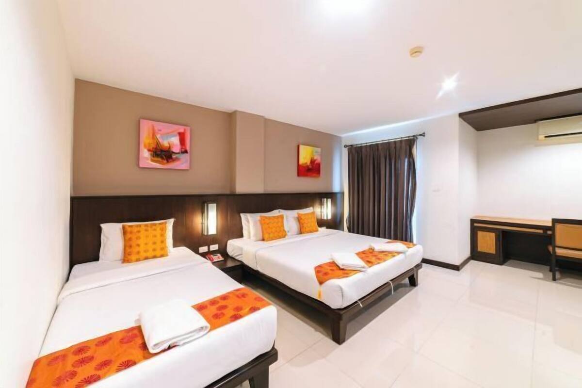 Minibar, desk, soundproofing, WiFi (free)