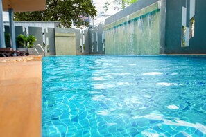 Indoor pool - OYO 241 Ratana Hotel Sakdidet (Wichit)