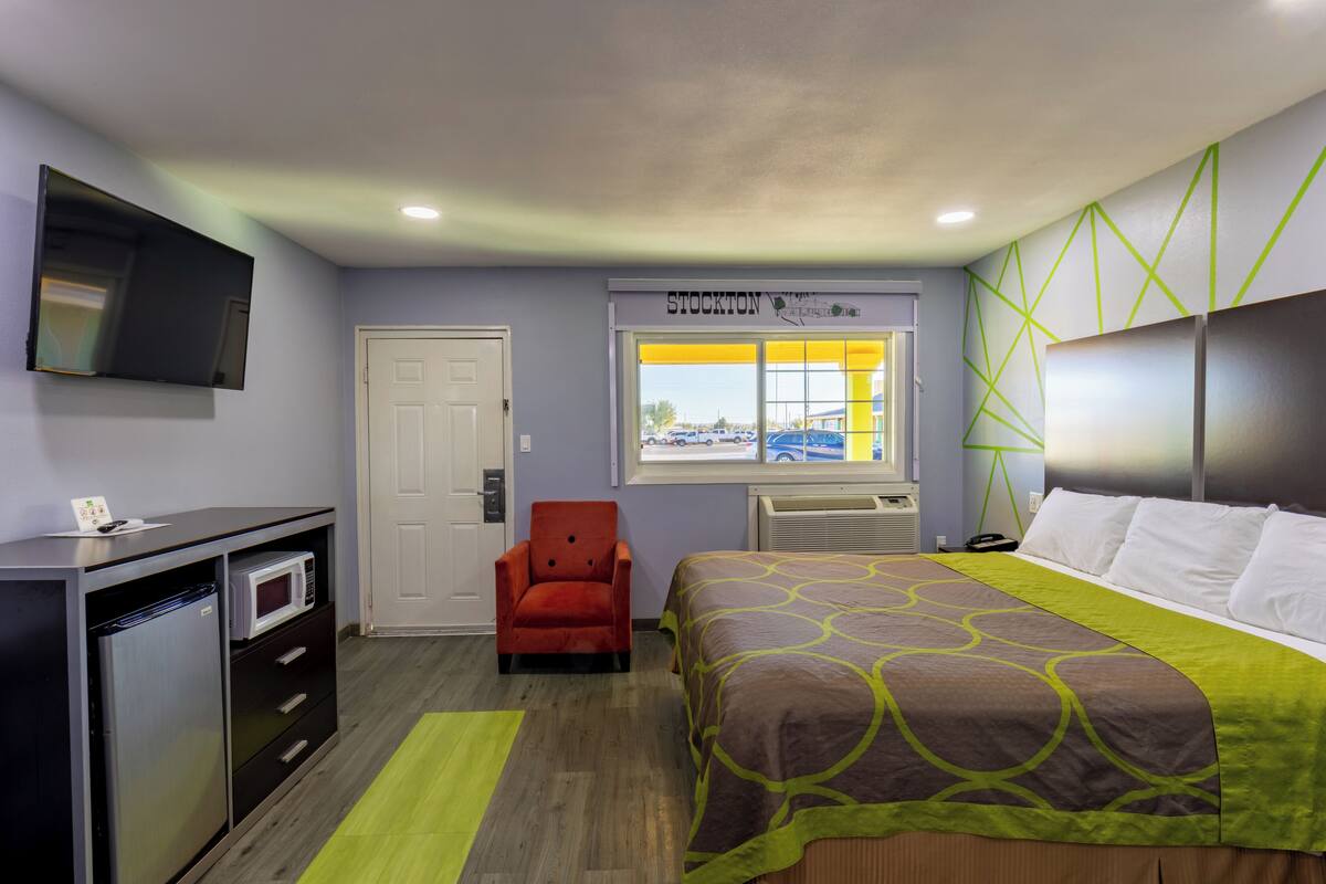 مكتب وتجهيزات عازلة للصوت وواي فاي مجانًا وملاءات أسرّة