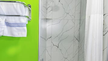 Standard Room, Non Smoking | Bathroom | Towels