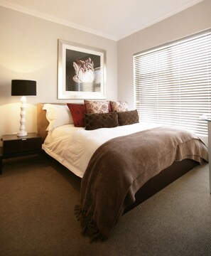 高档床上用品、迷你吧、客房内保险箱、办公桌