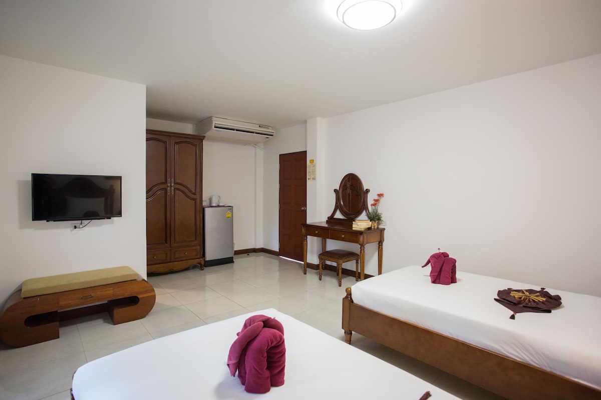 In-room safe, individually furnished, desk, laptop workspace