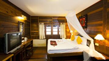 In-room safe, individually furnished, desk, laptop workspace