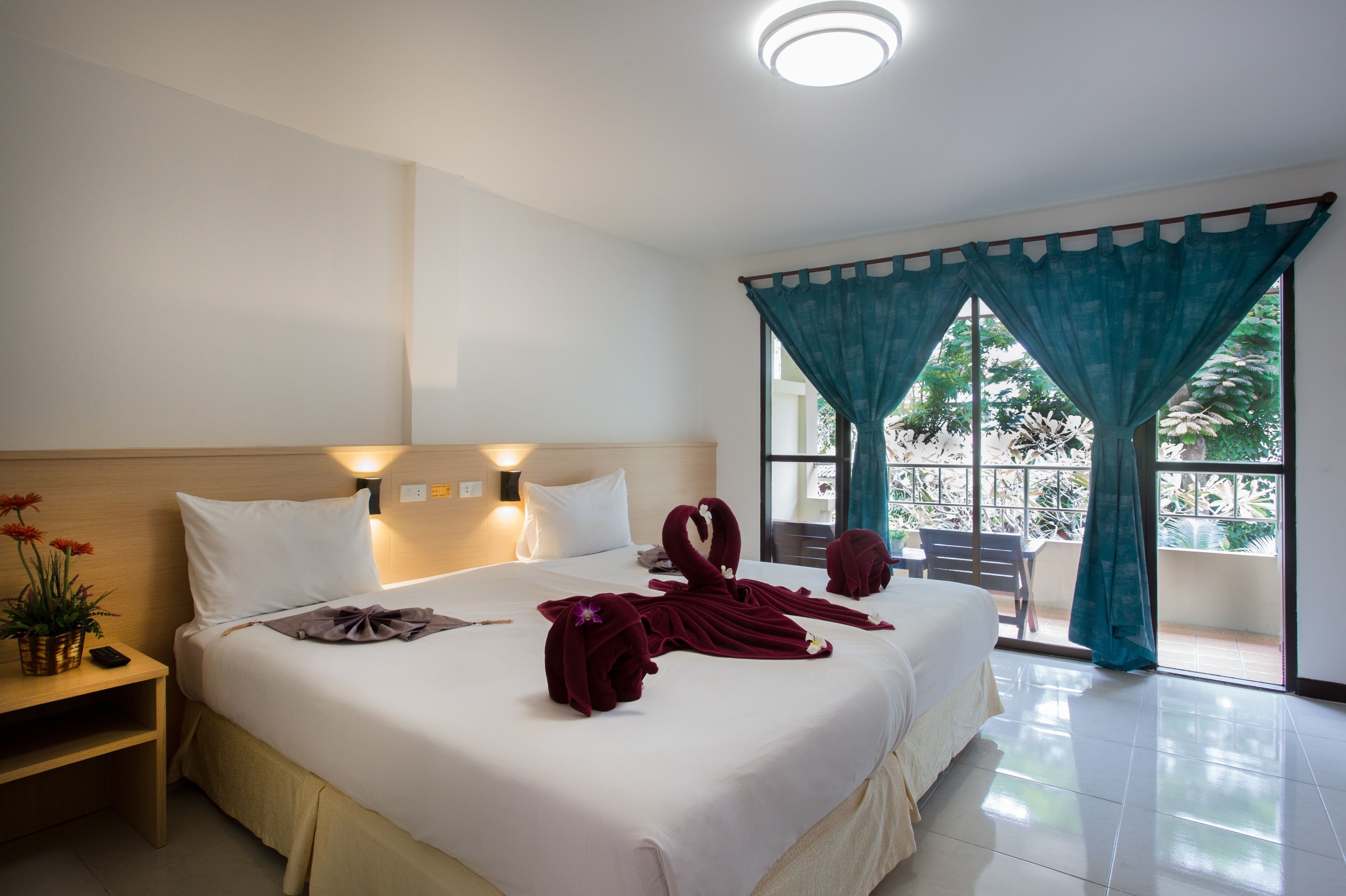 Cofres nos quartos, individualmente mobiliados, escrivaninha