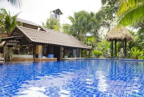 2 kolam renang outdoor, dengan payung kolam renang dan kursi berjemur