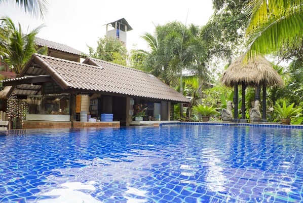 2 piscines extérieures, parasols de plage, chaises longues
