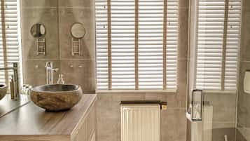 Habitación doble estándar | Baño | Regadera, amenidades de baño gratuitas, secadora de cabello, toallas