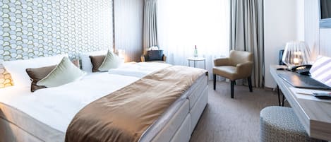 Business Double Room | Desk, iron/ironing board, free WiFi, bed sheets