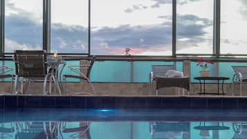 Piscina interna, espreguiçadeiras
