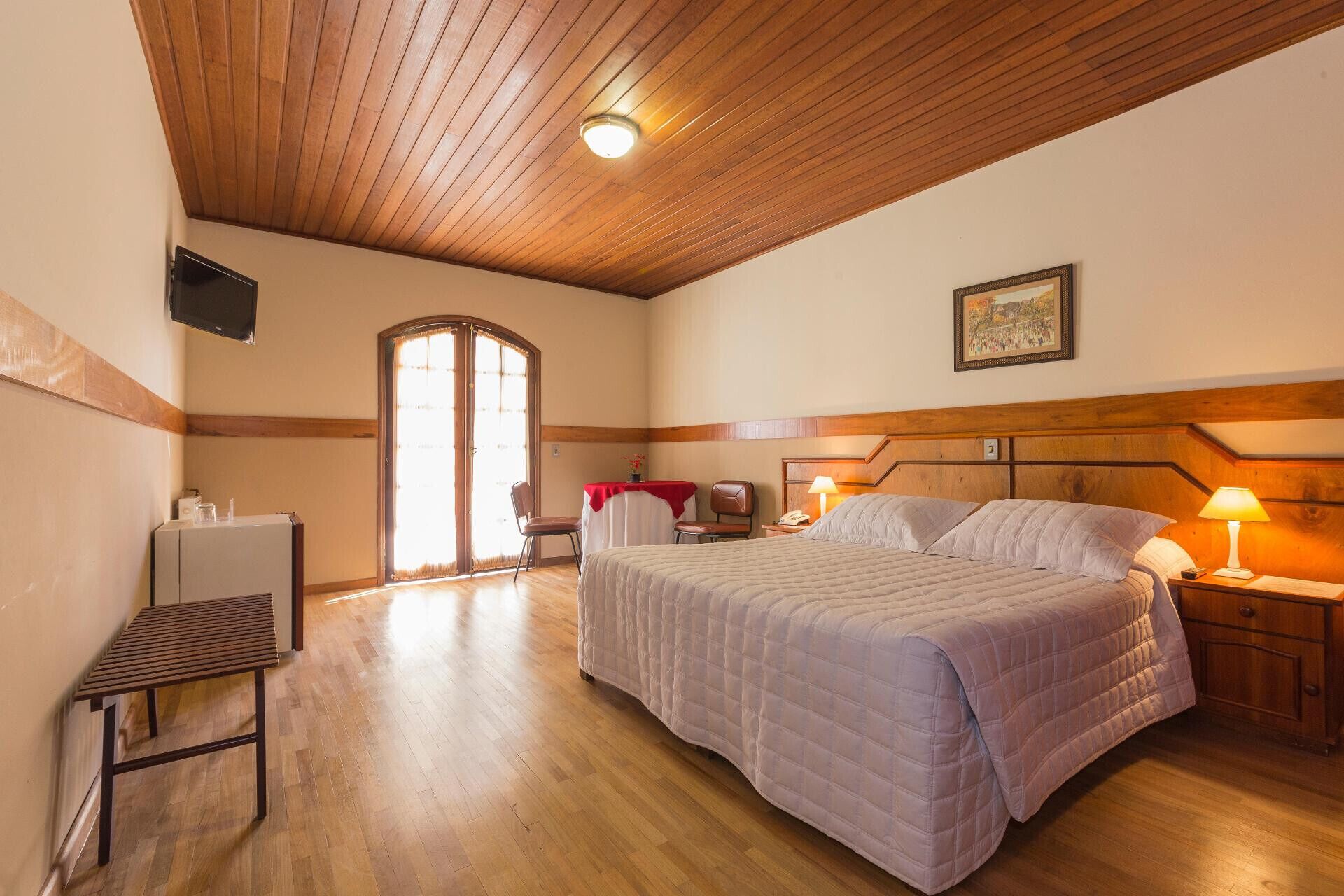 Een minibar, een kluis op de kamer, een bureau, geluiddichte muren